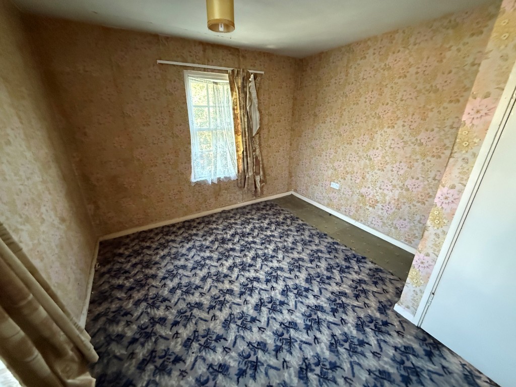 Lot: 210 - FLAT IN NEED OF REFURBISHMENT - Bedroom with dual aspect